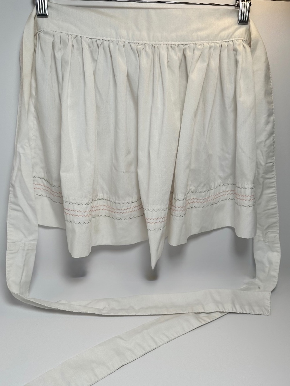 Vintage White Half Apron | Cottagecore Tie Waist Kitchen Apron Retro Minimalist - Picture 2 of 5